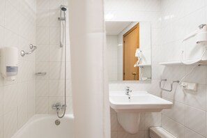 Habitación triple | Baño | Bañera, artículos de higiene personal gratuitos, bidé y toallas