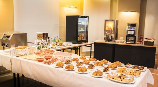 Päivittäinen buffetaamiainen (5 EUR per henkilö)