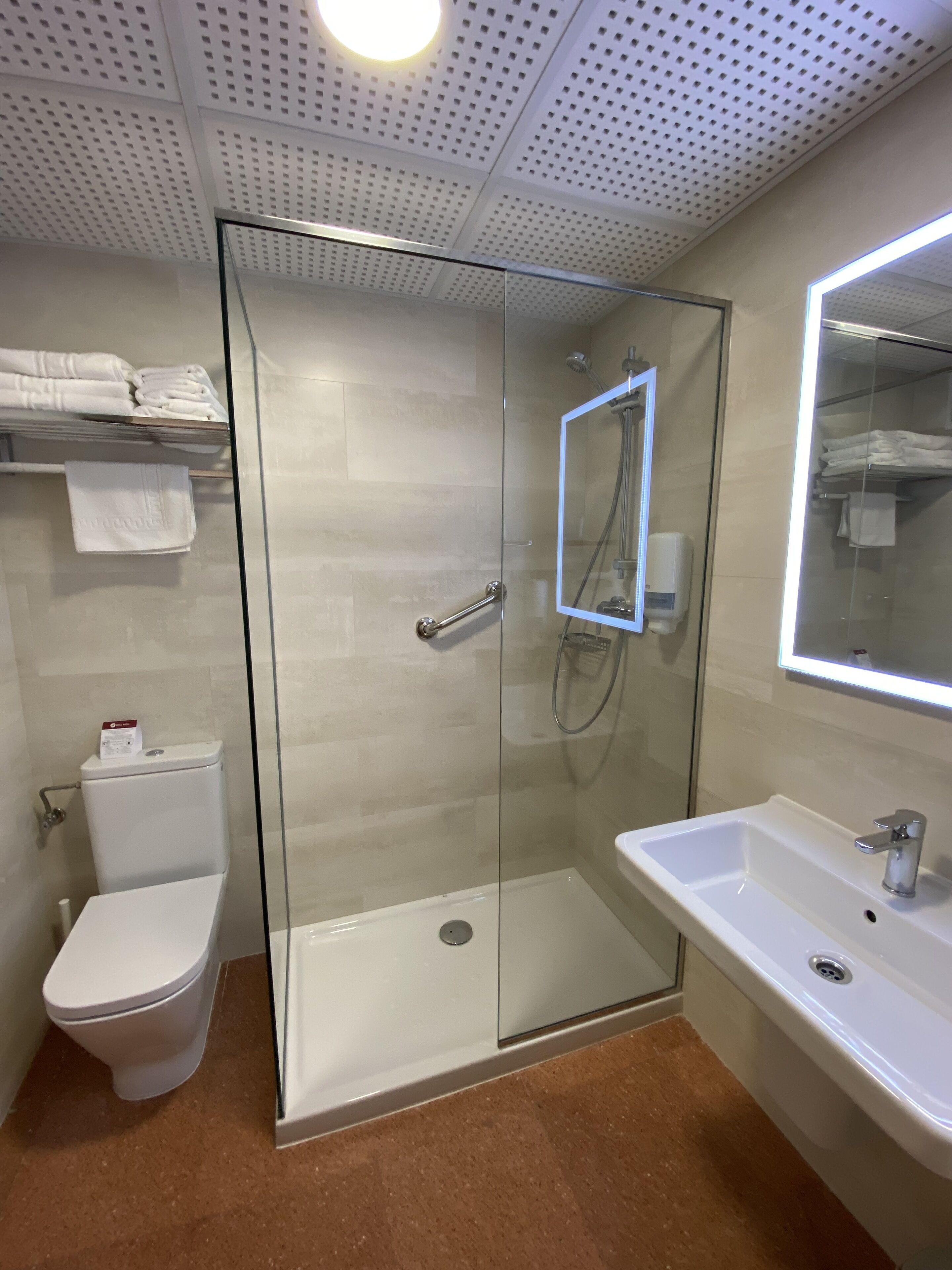 Superior Double Room, City View | Bilik Mandi | Tab mandi, kelengkapan dandanan diri percuma, bidet, tuala disediakan 