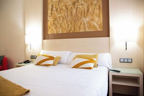 標準雙人房 | 羽絨被、迷你吧、客房內保險箱、書桌