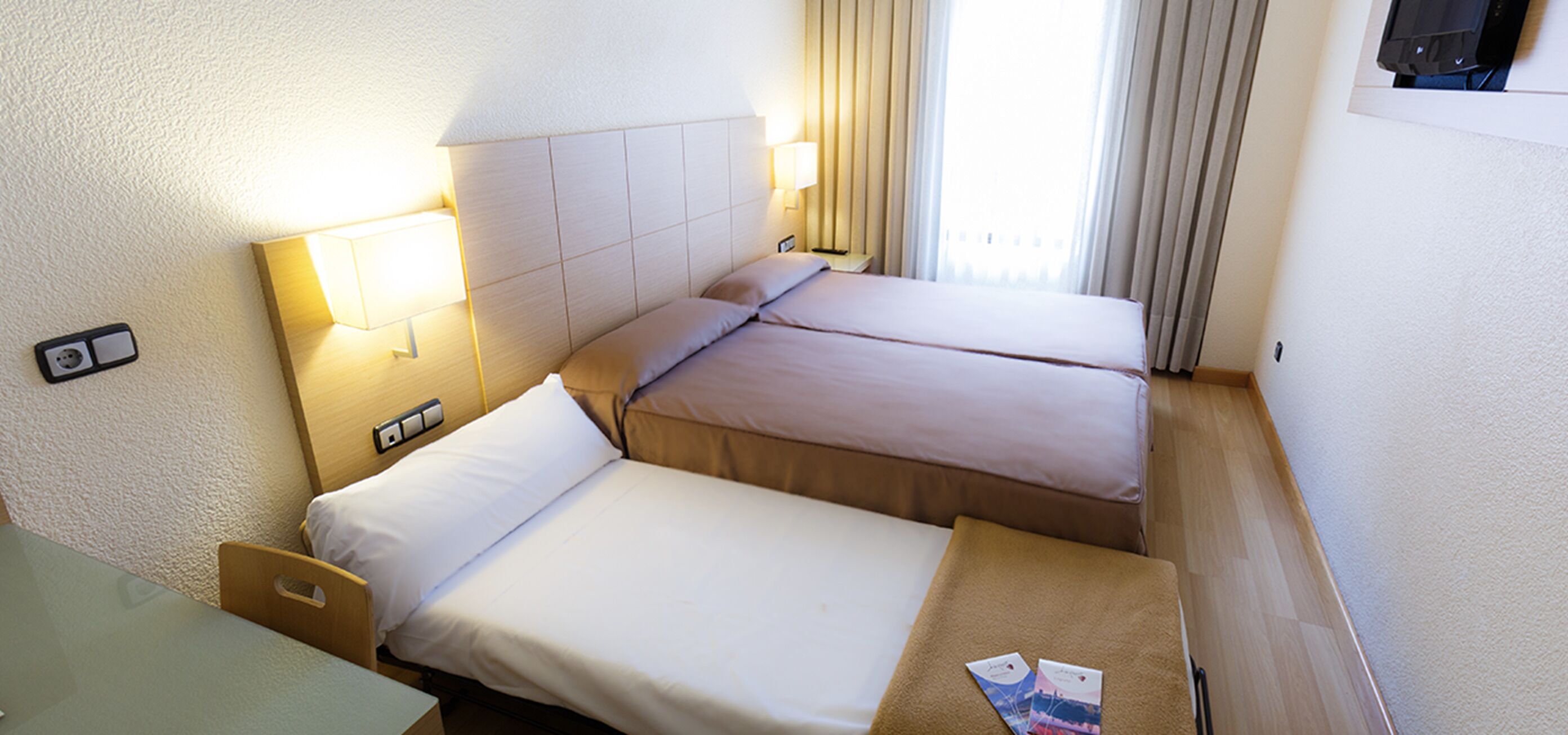 Daunenbettdecken, Minibar, Zimmersafe, Schreibtisch