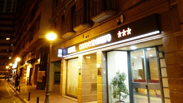 Un hotel llamado 'HOTEL CONDESENHORO' con una fachada moderna, ventanas amplias y una entrada visible.