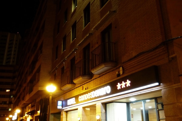 Fachada da propriedade à noite
