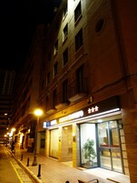 Fachada de la propiedad por la tarde o noche