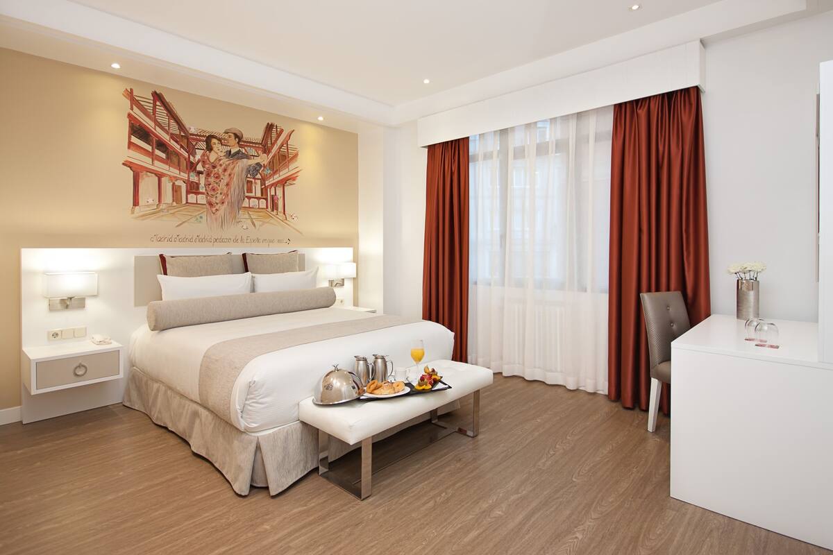 Chăn bông, minibar, két bảo mật tại phòng, bàn