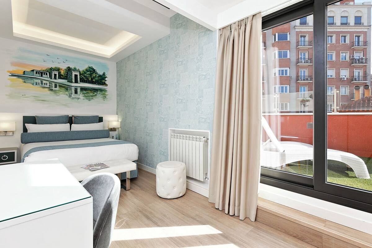 Phòng đôi, hiên | Chăn bông, minibar, két bảo mật tại phòng, bàn