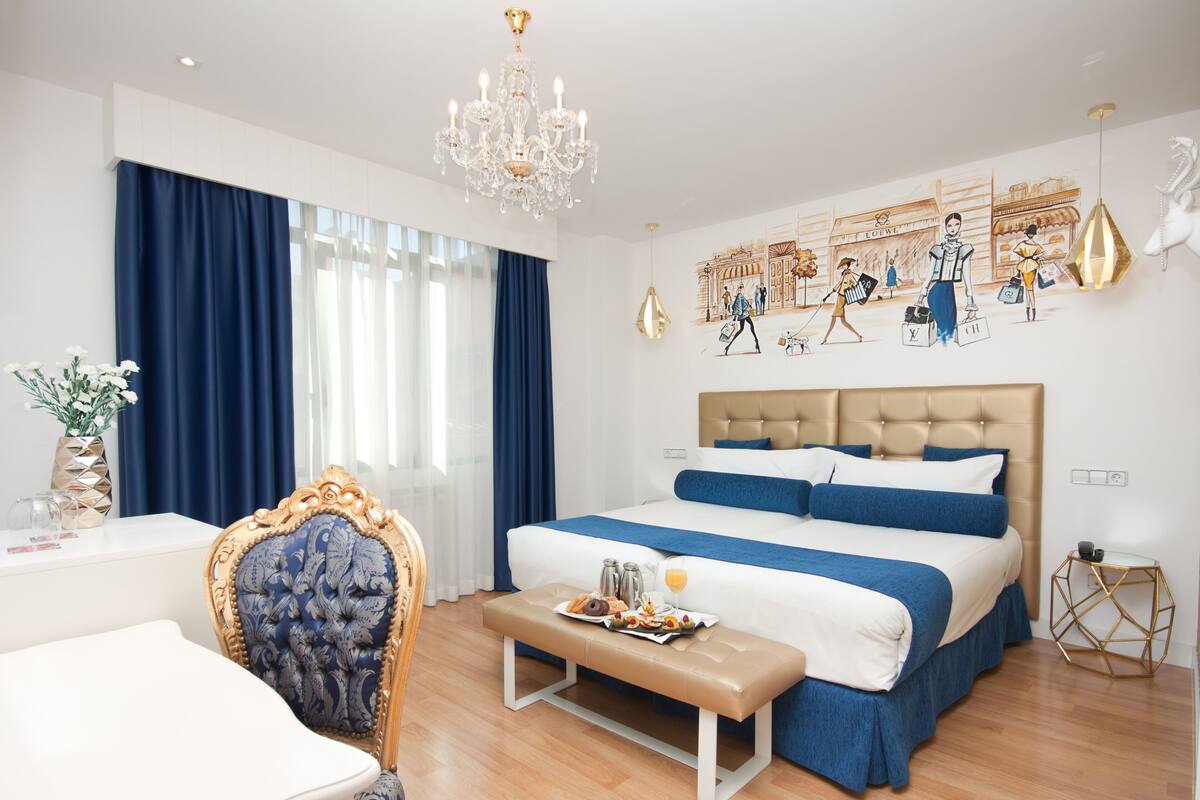 Chăn bông, minibar, két bảo mật tại phòng, bàn