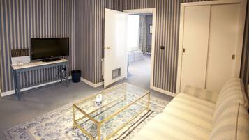 Suite estudio | Área de sala de estar | Televisión de plasma de 32 pulgadas con canales vía satélite