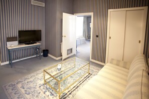 Studiosviitti | Oleskelualue | 32–tuumainen plasmatelevisio, jossa satelliittikanavat