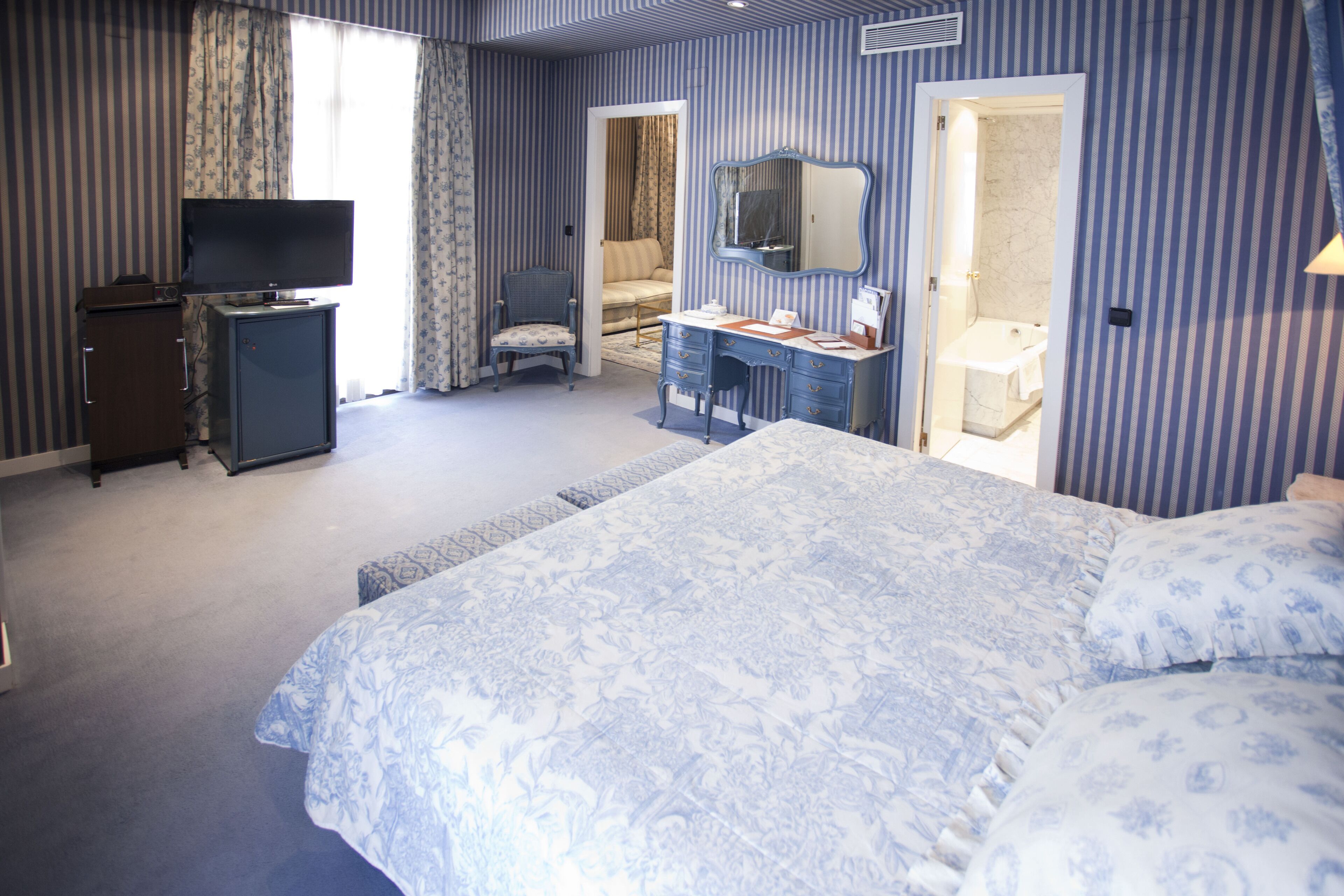 Studio Suite | Minibar, in-room safe, desk, laptop workspace