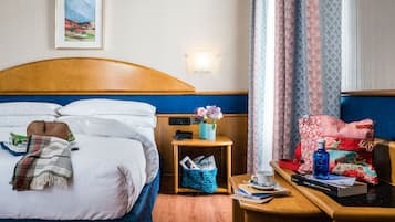 Standaard kamer | Een minibar, een kluis op de kamer, een bureau, een laptopwerkplek