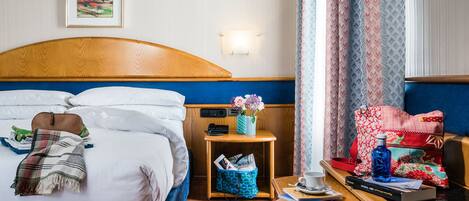 Standard Room | Minibar, in-room safe, desk, laptop workspace