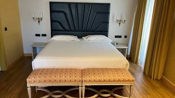 Studio Suite | Minibar, in-room safe, desk, laptop workspace