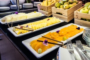 Petit-déjeuner buffet (15 EUR par personne)