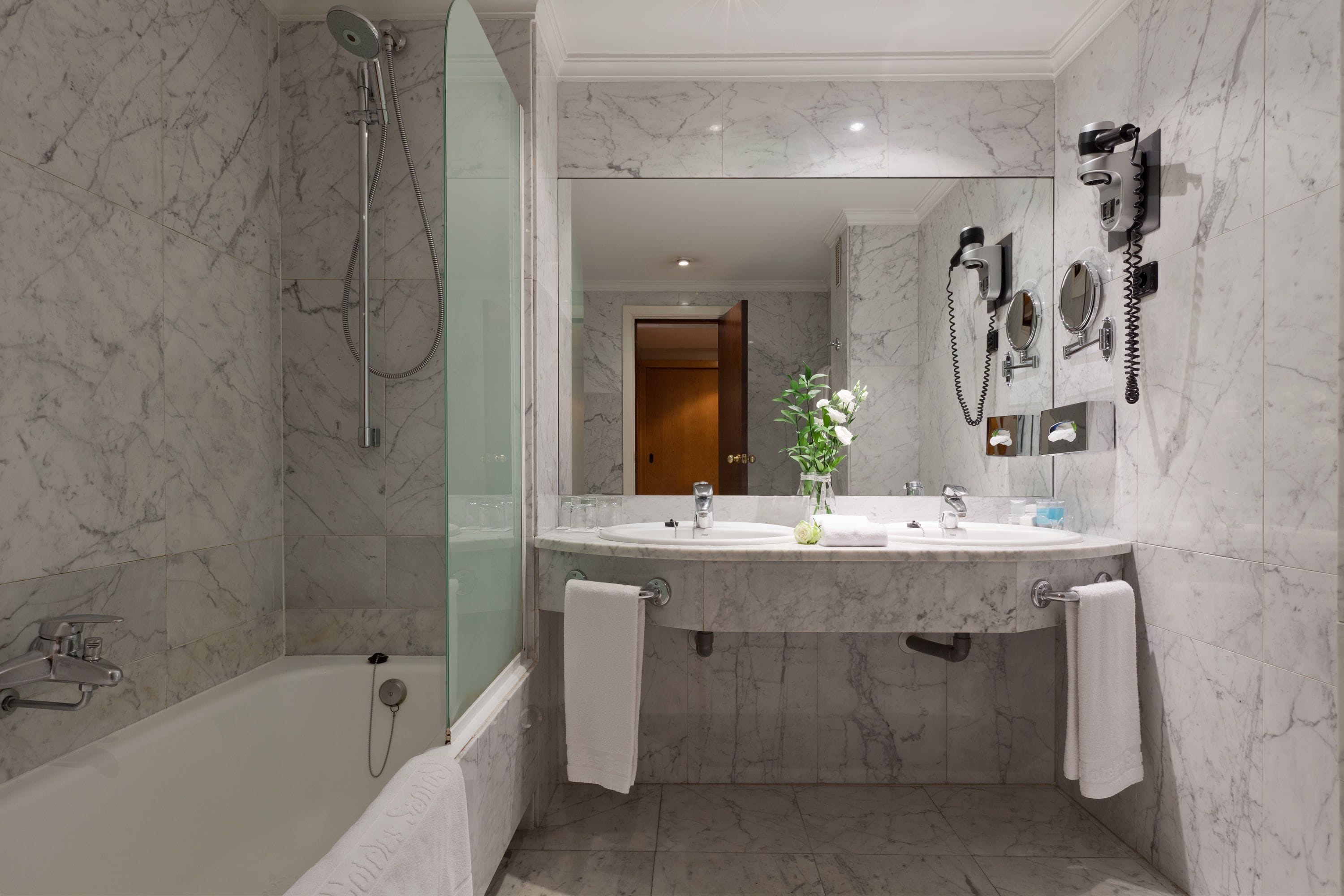 combined shower/bathtub, free toiletries, hair dryer, bidet