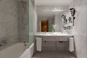 Ensemble baignoire-douche, articles de toilette (gratuits)