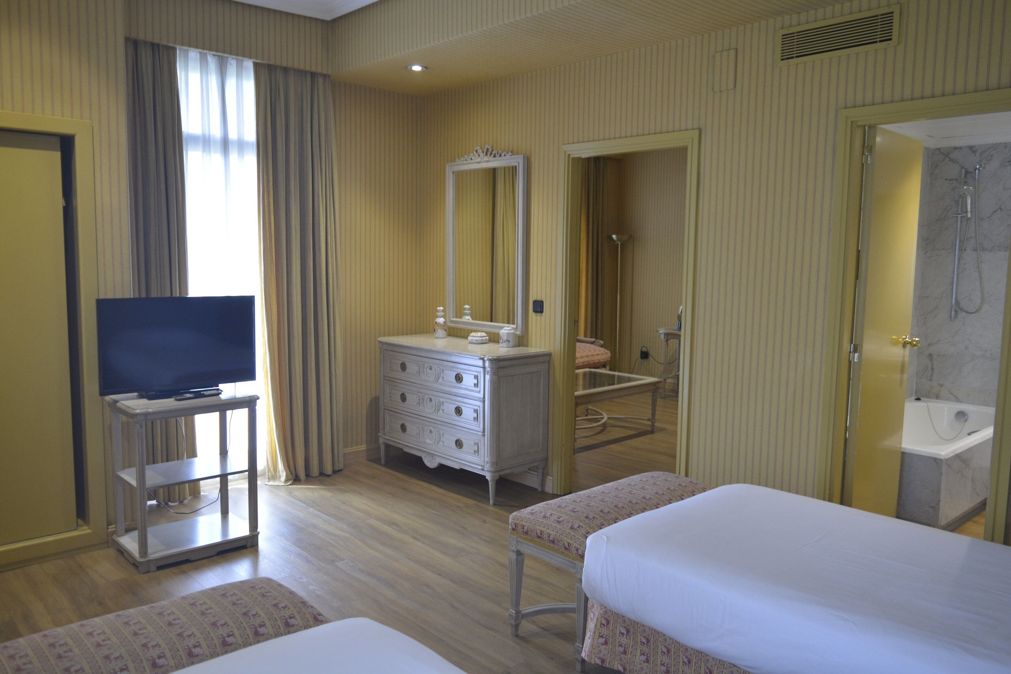 studio suite | 1 bedroom, minibar, in-room safe, desk