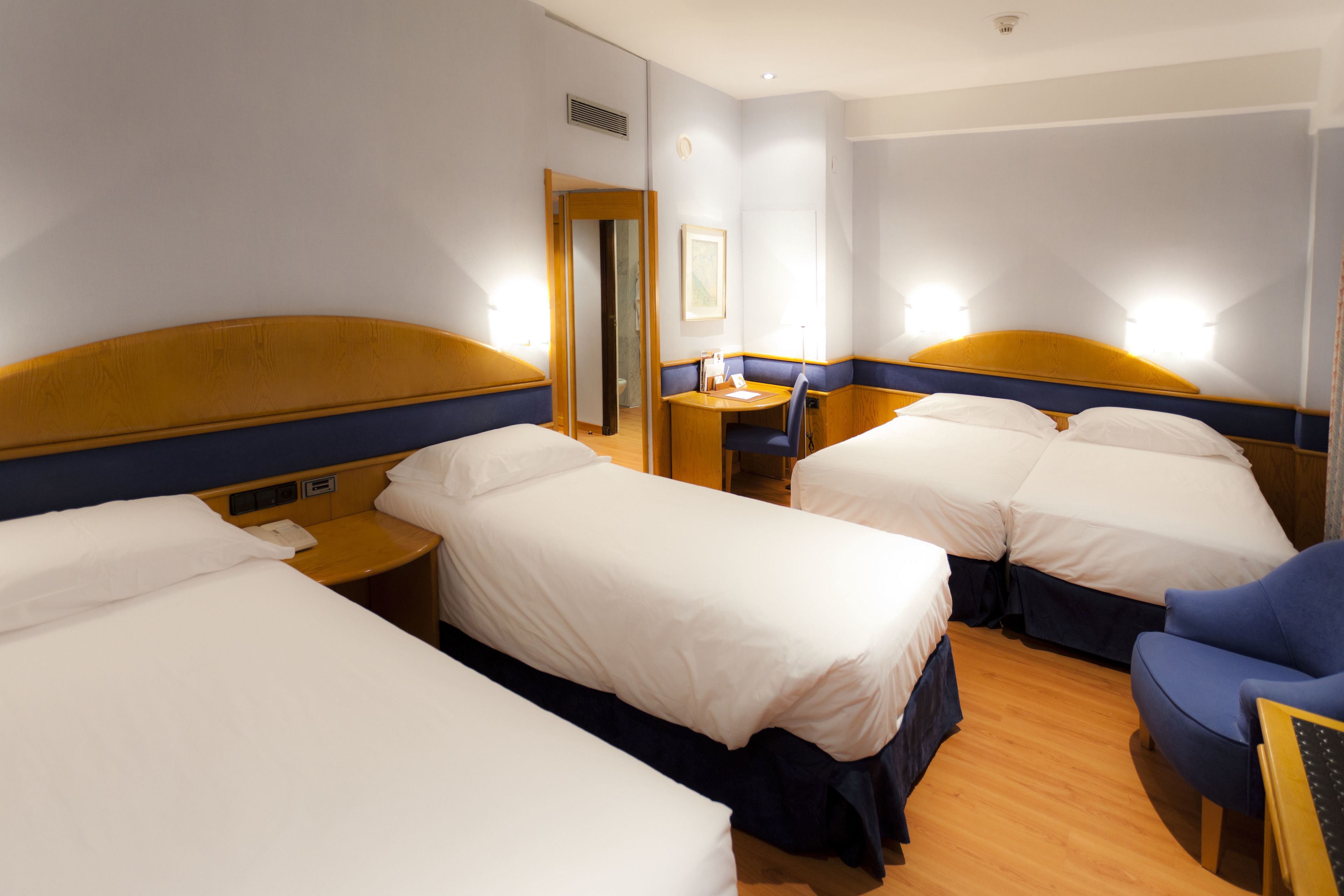 quadruple room | 1 bedroom, minibar, in-room safe, desk