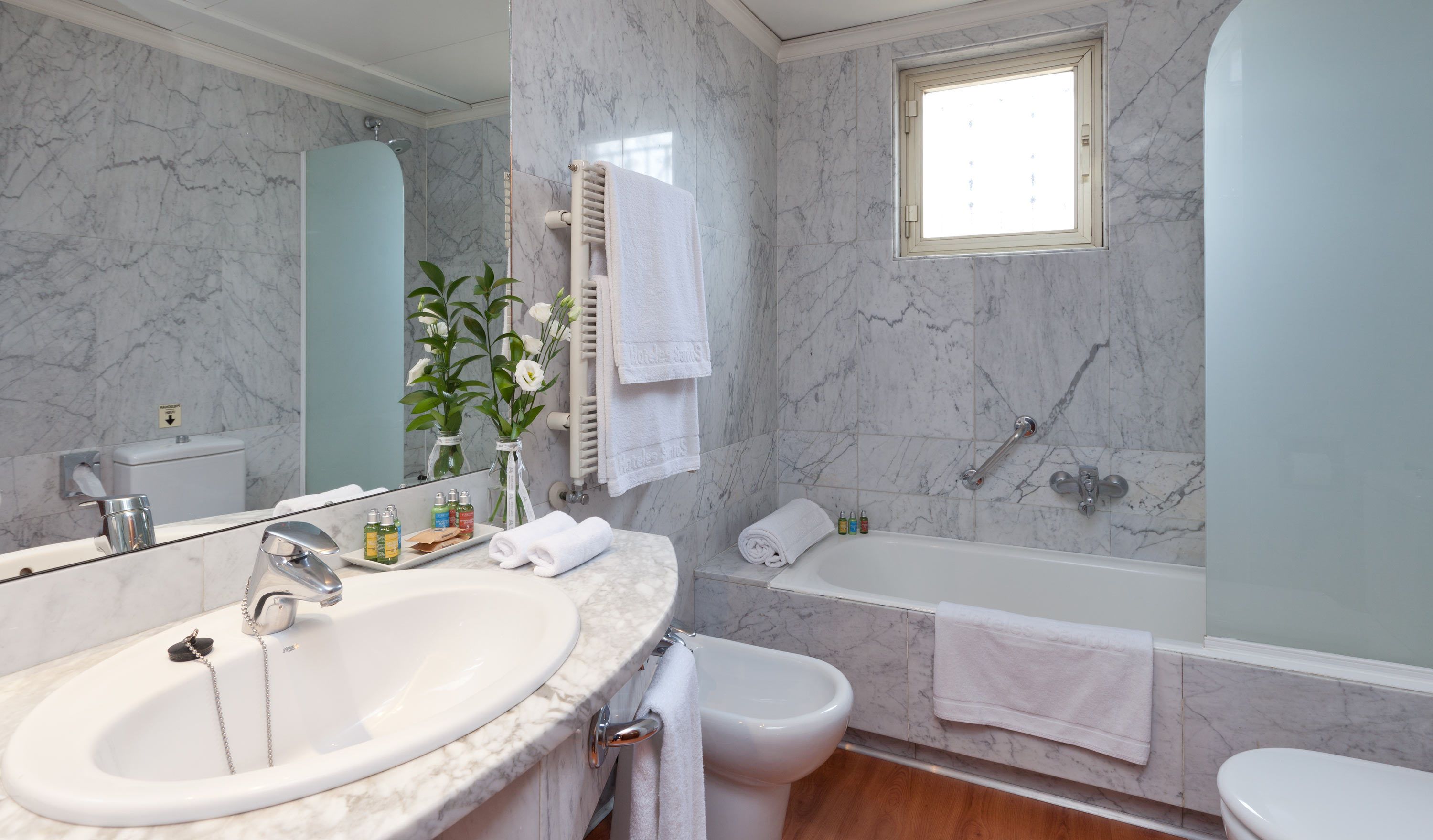 combined shower/bathtub, free toiletries, hair dryer, bidet