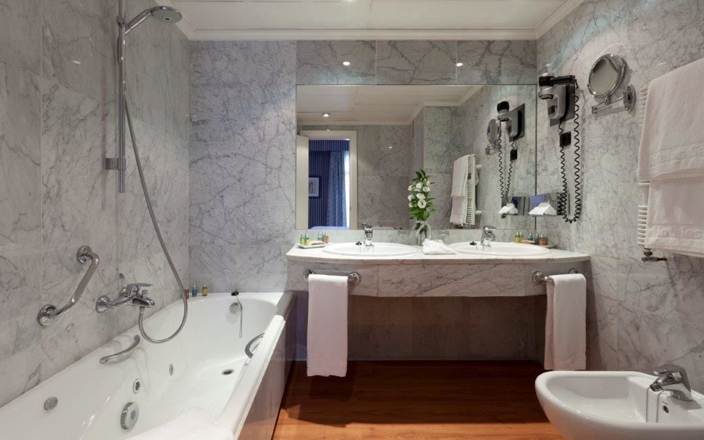 studio suite | bathroom | combined shower/bathtub, free toiletries, hair dryer, bidet