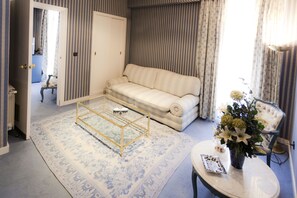 Studiosuite | Wohnbereich | 32-Zoll-Plasmafernseher mit Satellitenempfang, Fernseher