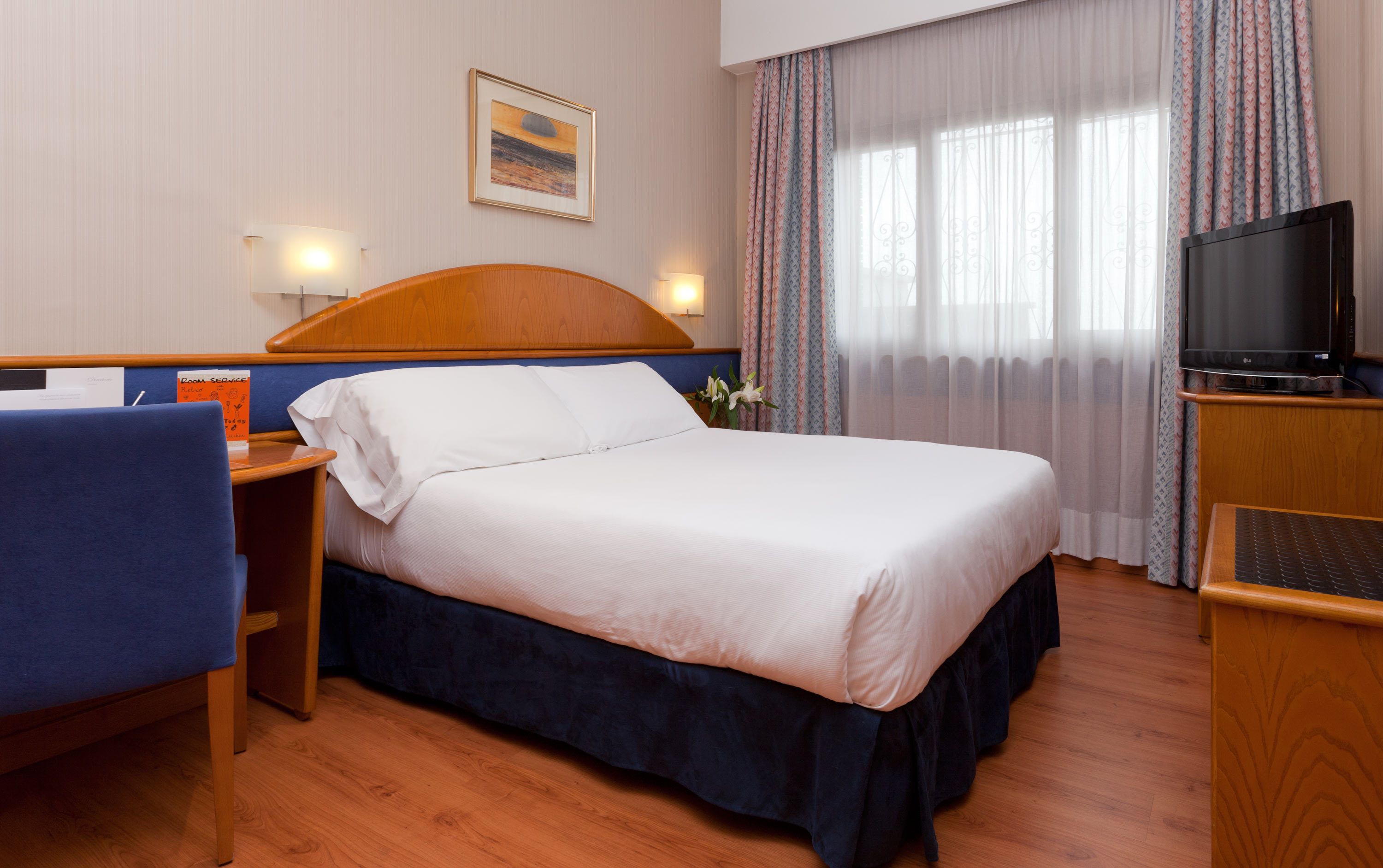 single room | 1 bedroom, minibar, in-room safe, desk