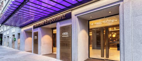 Vista frontal de la propiedad