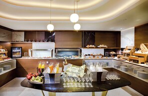 Petit déjeuner buffet servi tous les jours en supplément