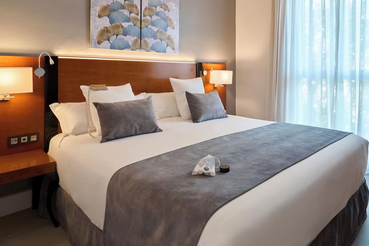 Junior-suite | Select Comfort-senge, pengeskab på værelset, skrivebord