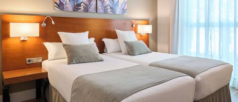 Select Comfort-senge, pengeskab på værelset, skrivebord