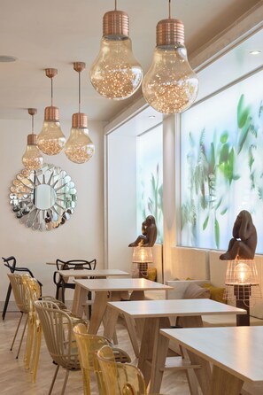 Télévision LCD de 26 pouces avec chaînes par satellite, télévision