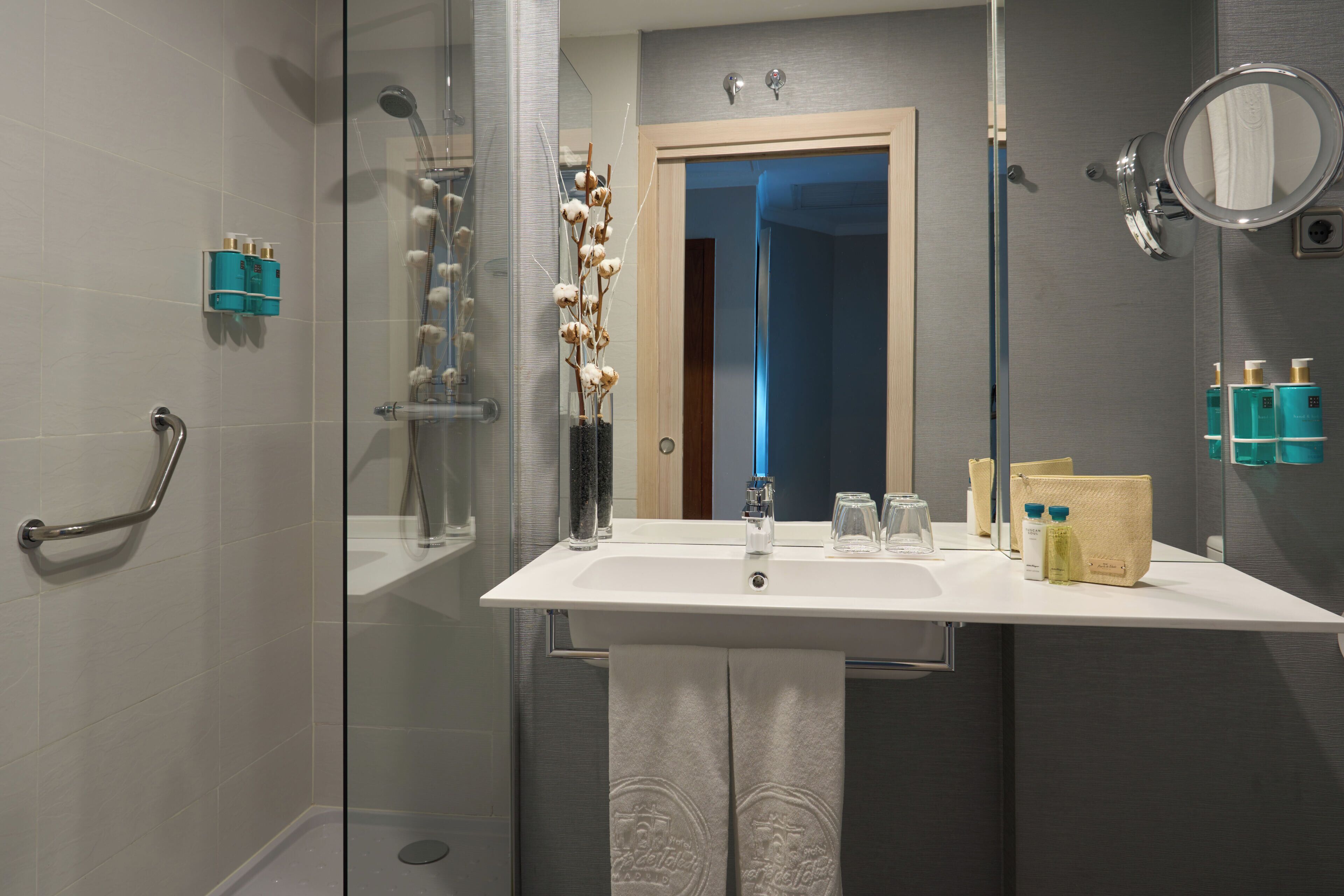 junior suite | bathroom | free toiletries, hair dryer, towels