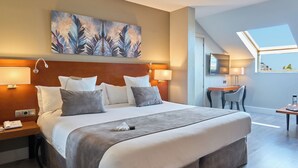 Select Comfort beds, in-room safe, desk, laptop workspace - Hotel Puerta de Toledo (Madrid)