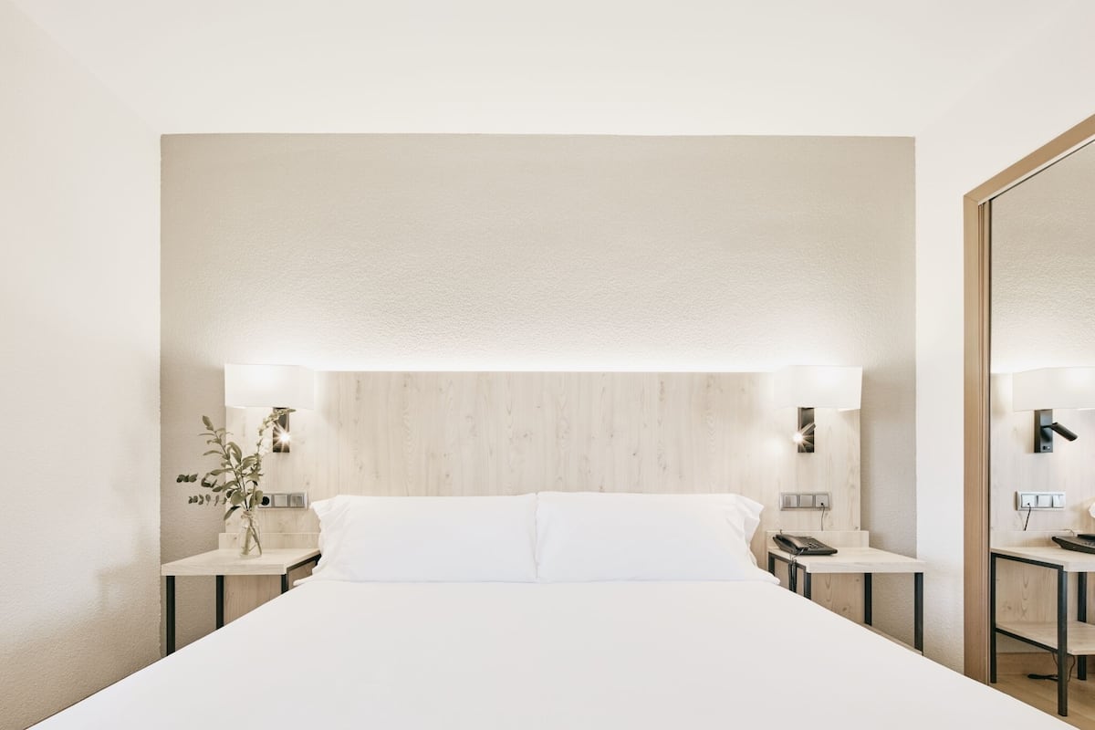 Habitación Confort, 1 cama Queen size | Ropa de cama de alta calidad y caja de seguridad en la habitación