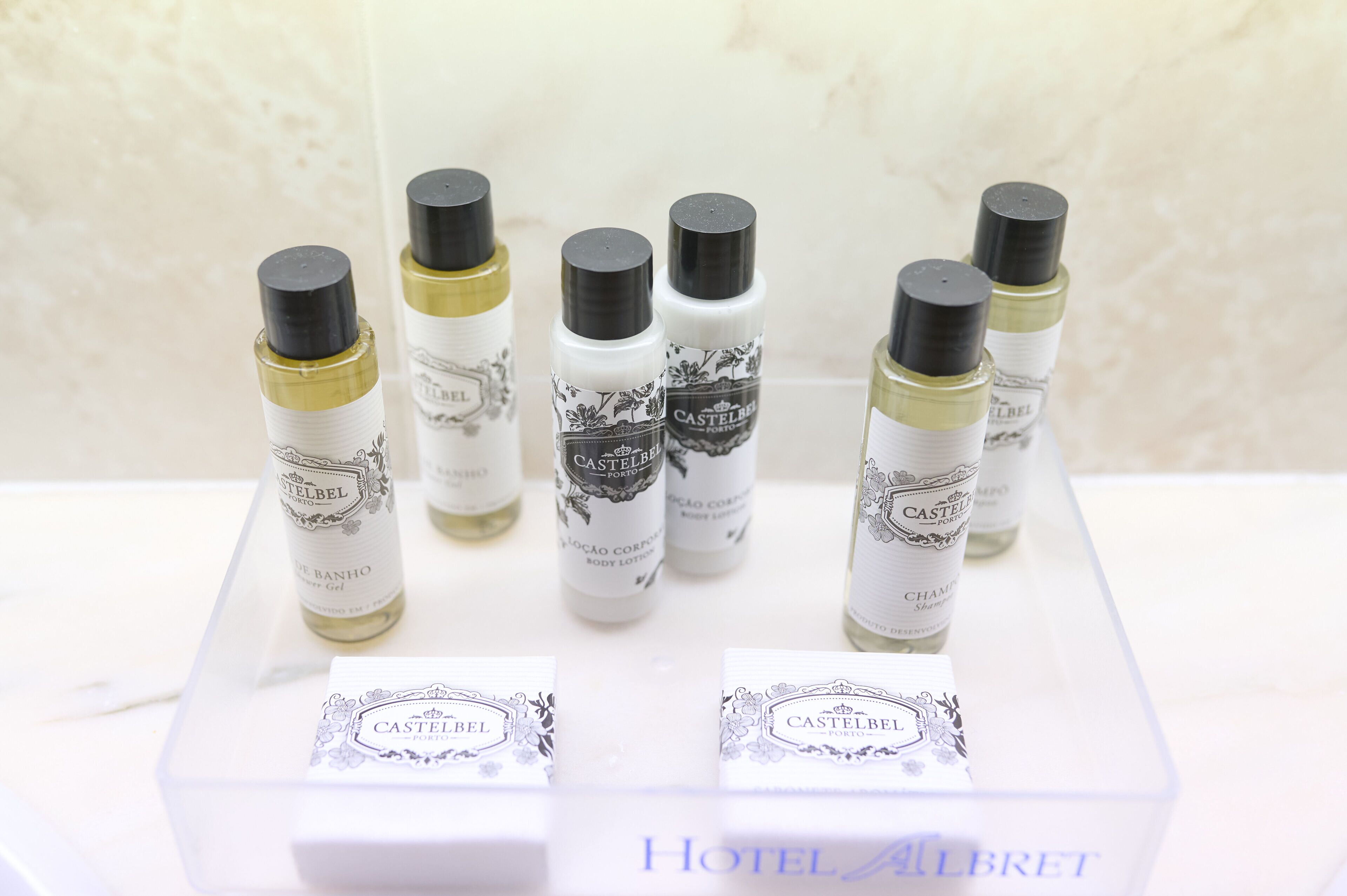 combined shower/bathtub, eco-friendly toiletries, hair dryer, bidet