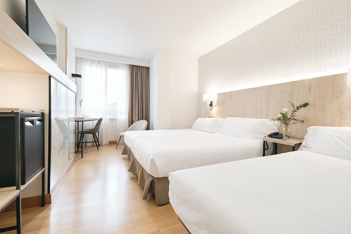 Ropa de cama de alta calidad y caja de seguridad en la habitación