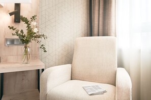 商务客房 | 高档床上用品、客房内保险箱、办公桌、笔记本电脑工作区