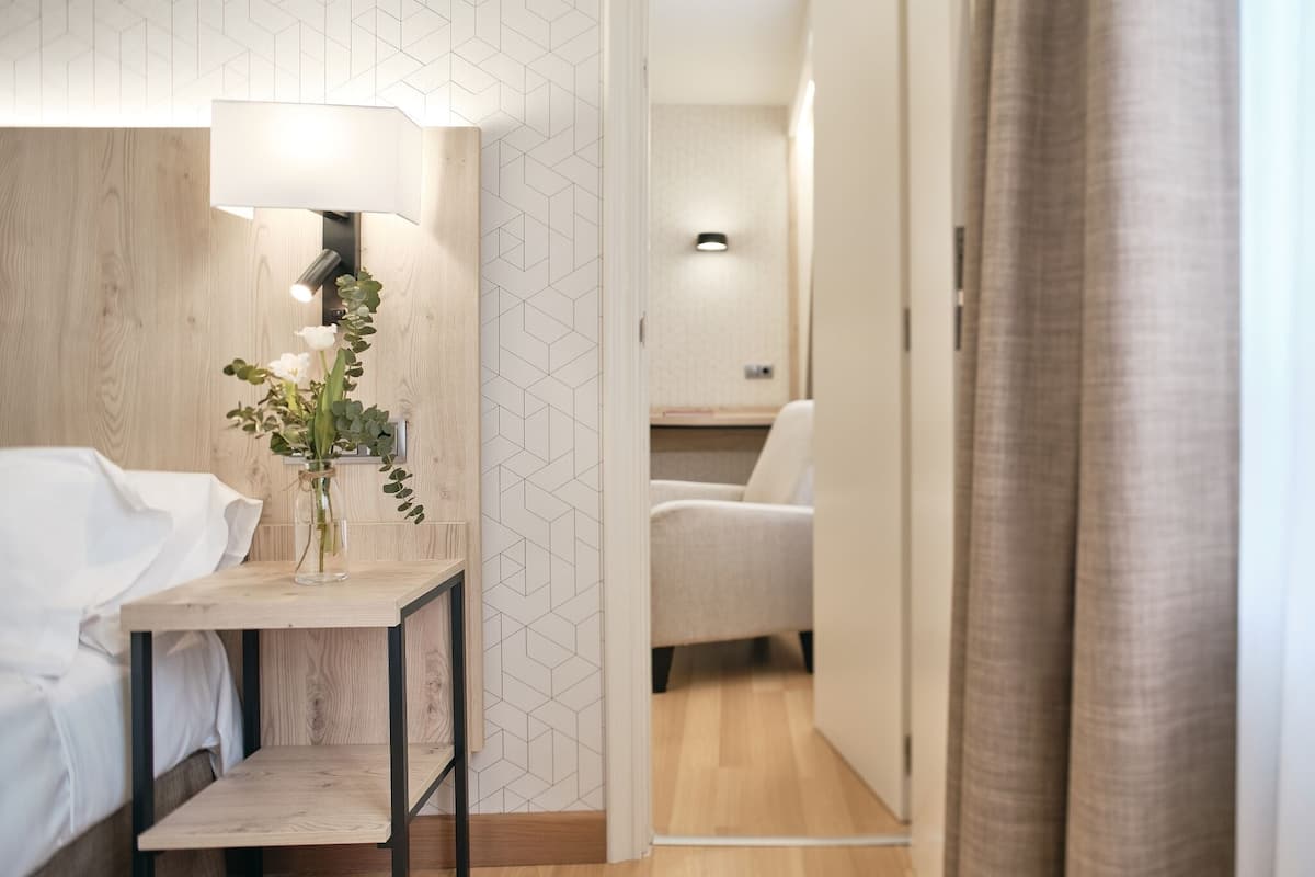 Habitación familiar | Ropa de cama de alta calidad y caja de seguridad en la habitación