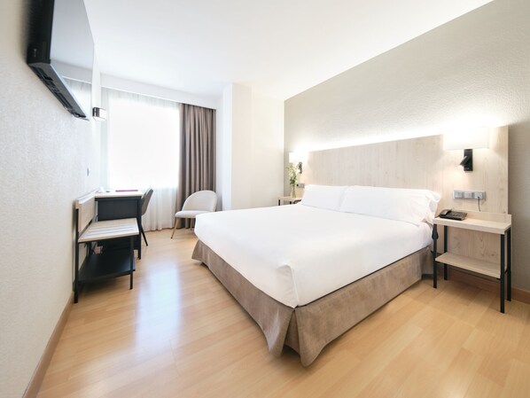 Rum - tillgänglighetsanpassat | Sängtillbehör av högsta kvalitet och värdeförvaringsskåp på rummet