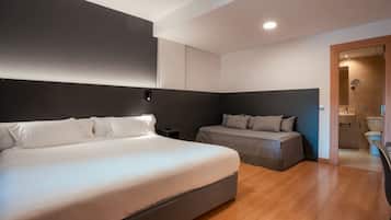 Habitación triple estándar | Ropa de cama de alta calidad, edredones de plumas, minibar y caja fuerte
