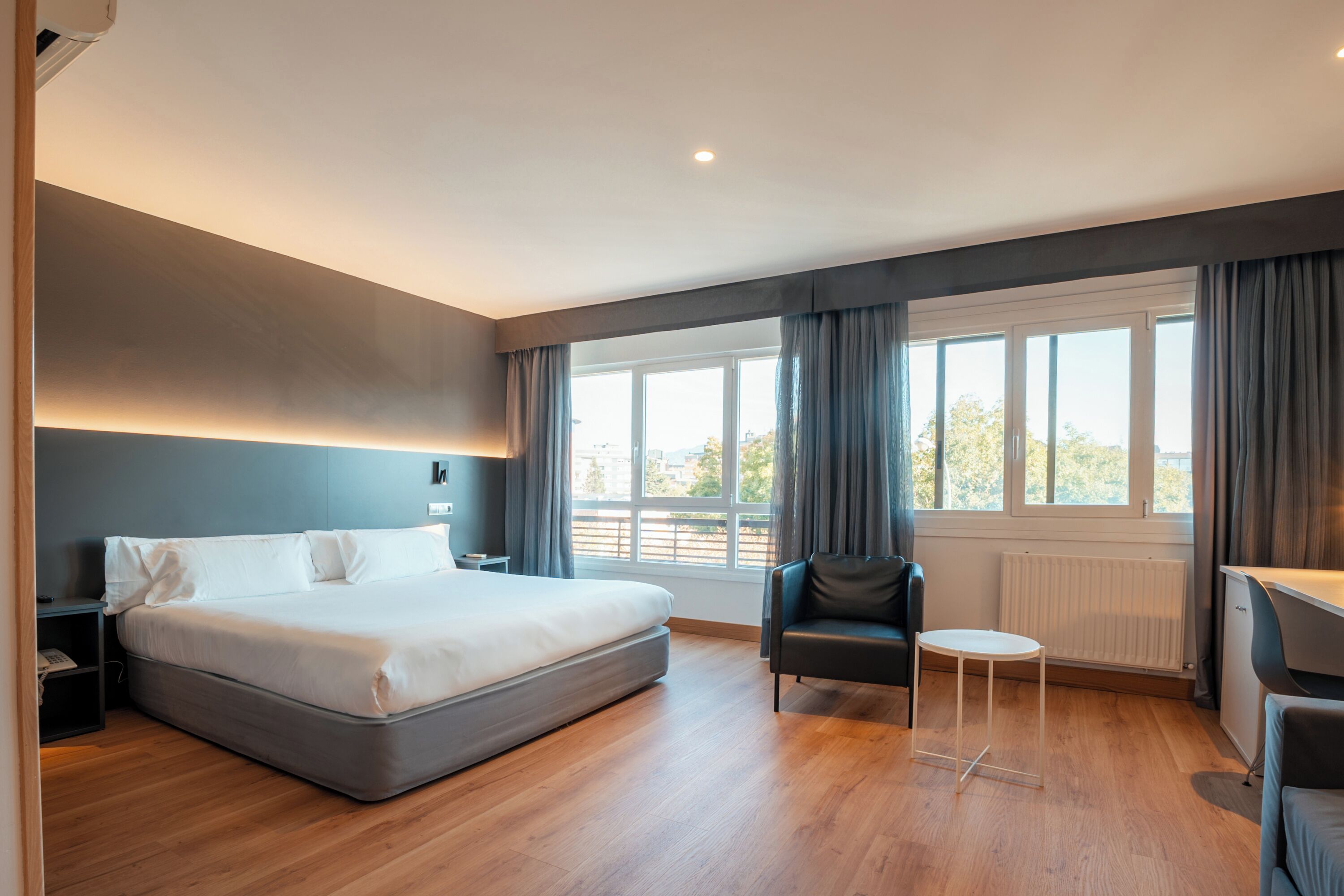 Ropa de cama de alta calidad, cubrecamas y minibar 