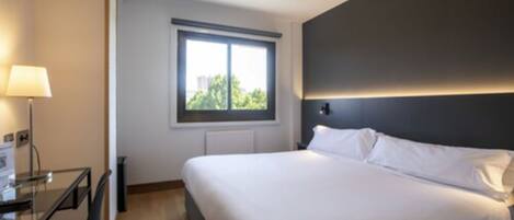 Ylelliset vuodevaatteet, untuvapeitot, minibaari, tallelokero huoneessa