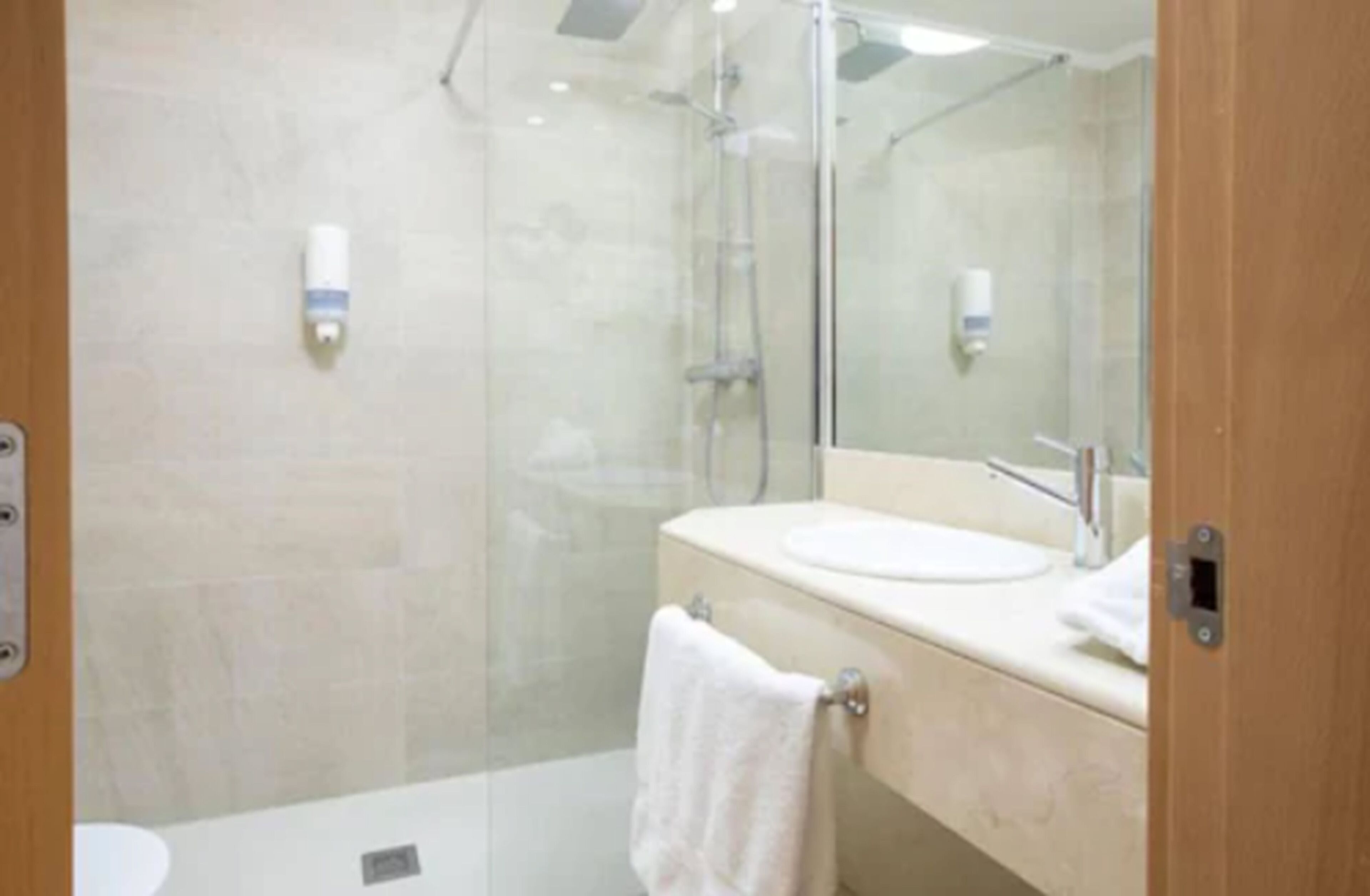 business double room single use | bathroom | deep-soaking bathtub, free toiletries, hair dryer, towels