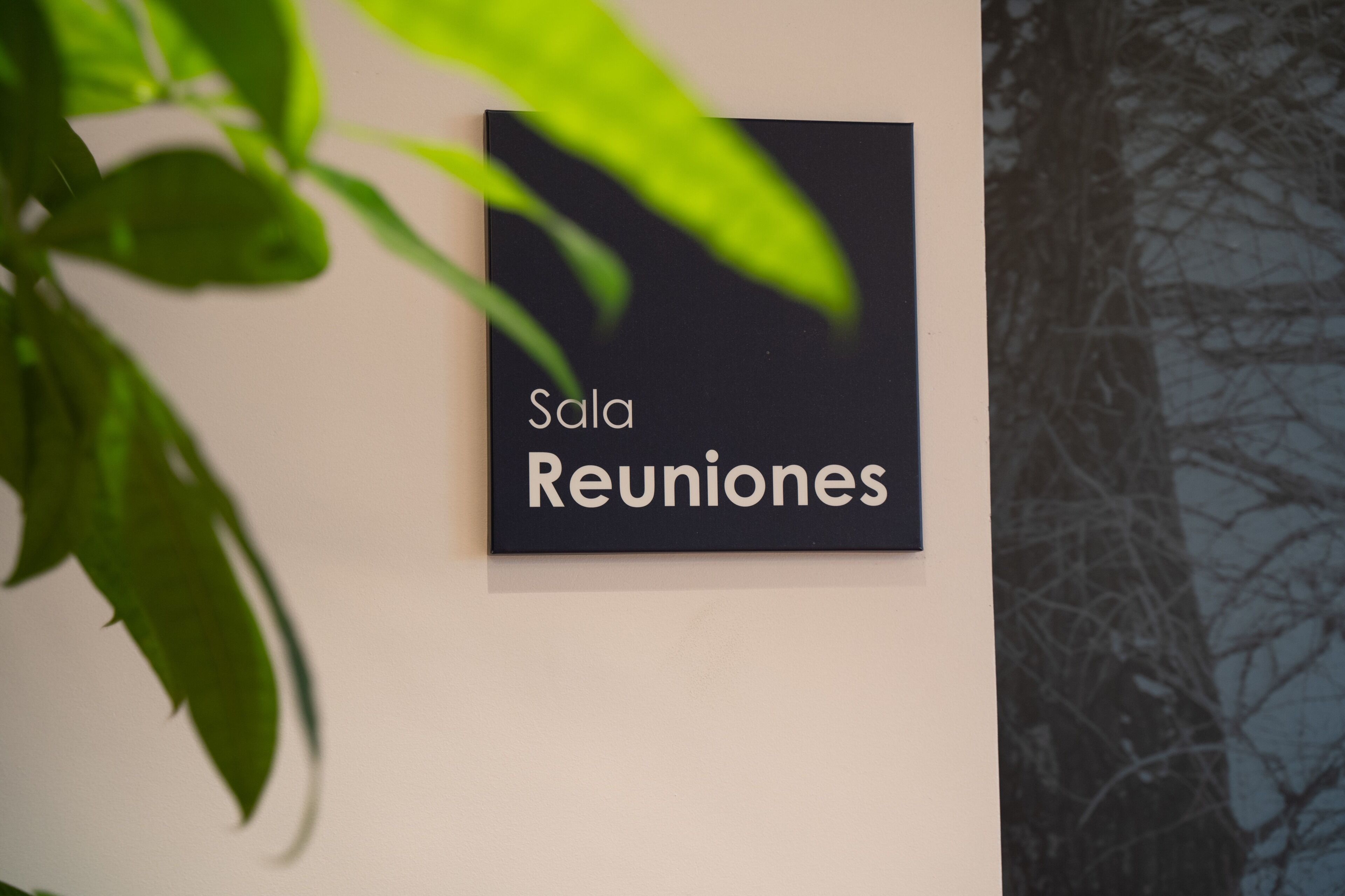 Una señal con el texto 'Sala Reuniones' en una pared.