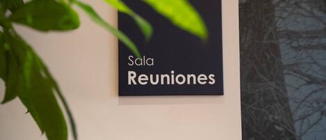 Una señal con el texto 'Sala Reuniones' en una pared.