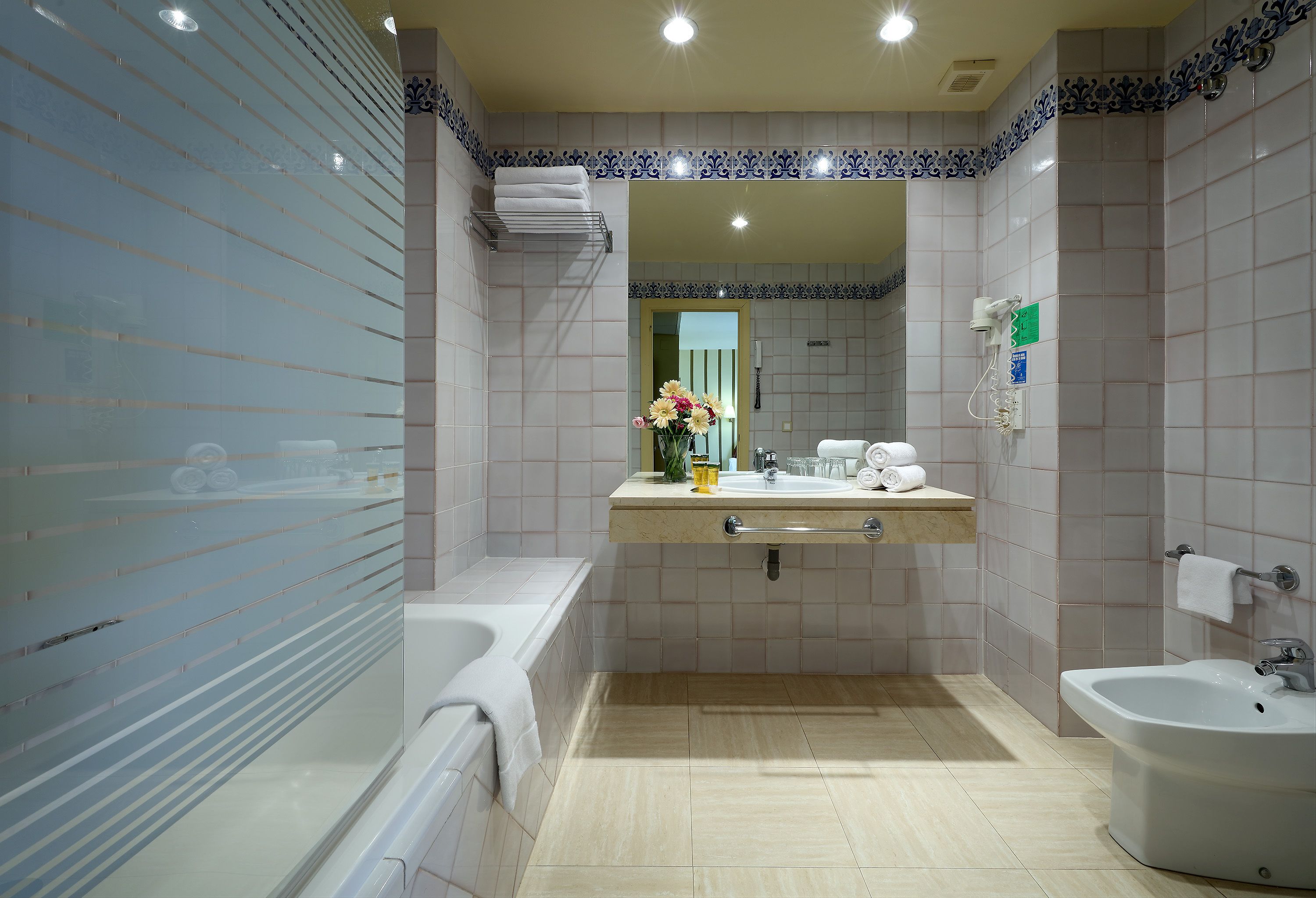 Un baño moderno con bañera, lavamanos y bidé.