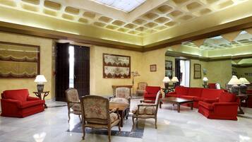 Bar de tapas, con mesas al aire libre, abre en días seleccionados