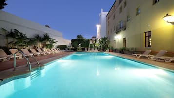 Una piscina al aire libre de temporada