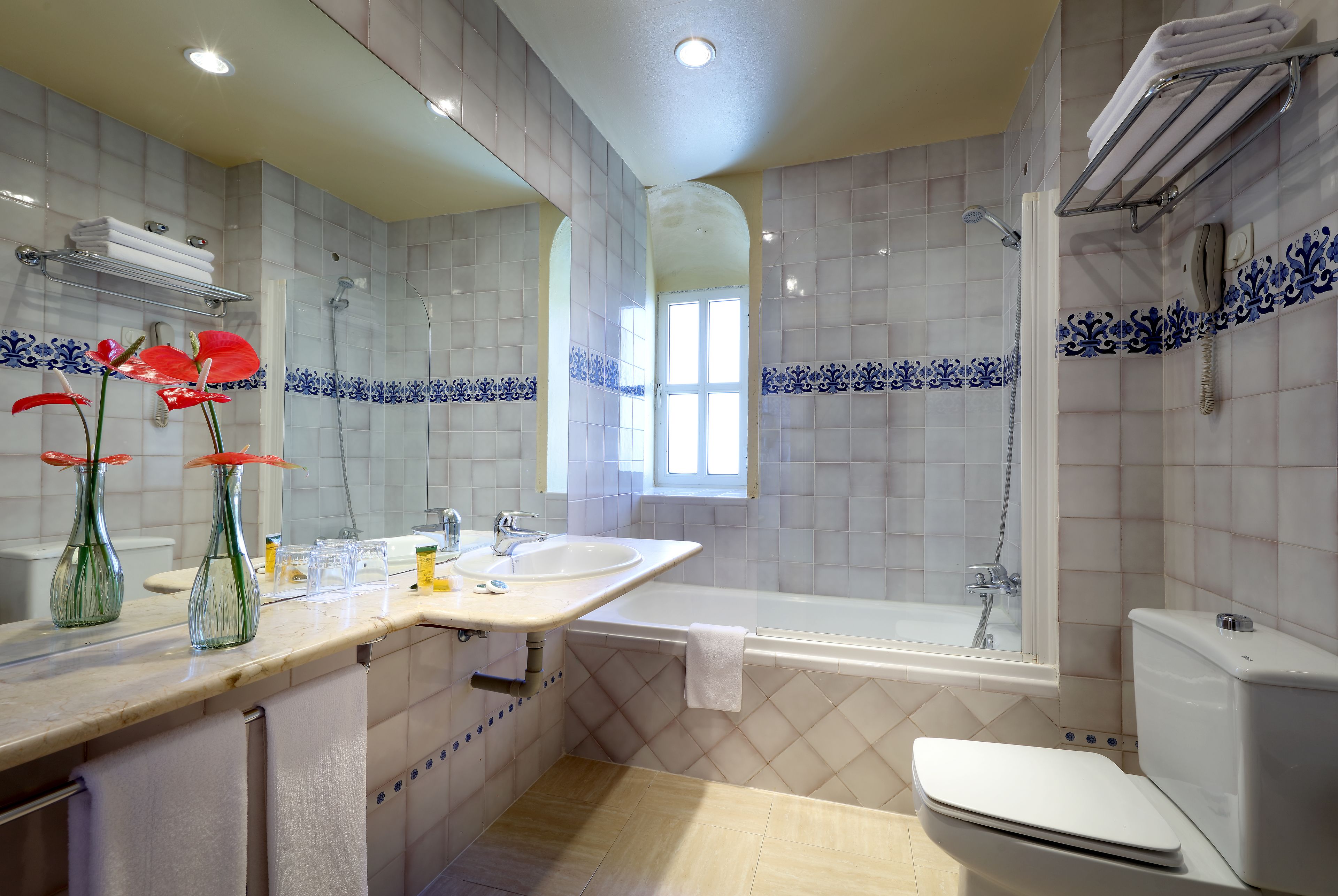 Ein Badezimmer mit Waschbecken, Spiegel und Badewanne.
