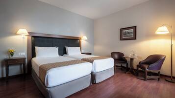 Frigobar, cofres nos quartos, cortinas blackout, Wi-Fi de cortesia